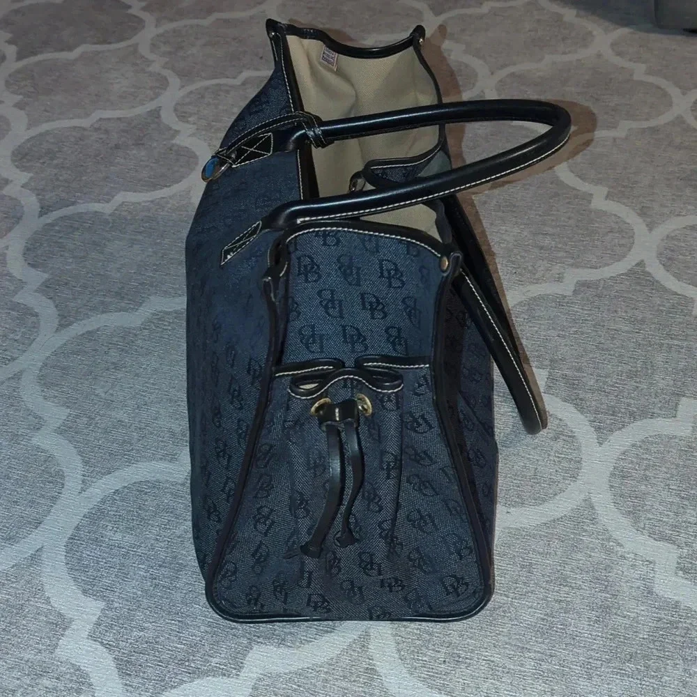 Dooney & Bourke Signature Jacquard Extra Large Bag Canvas with Leather Handles - Picture 4 of 10